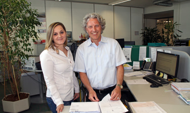 Deux collaborateurs souriants Deux collaborateurs souriants